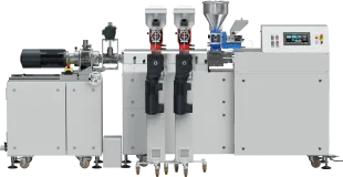 Wytłaczarka laboratoryjna LE-2CC 2x24 mm  z granulatorem przy głowicy oraz podajnikami bocznymi i grawimetrycznymi.